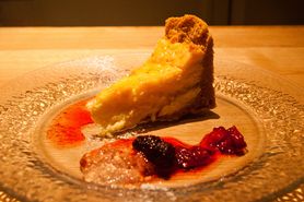 特製チーズケーキ　ベリーソース添え