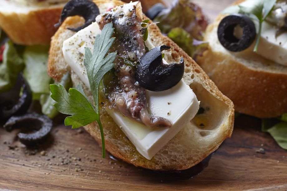 自家製アンチョビとクリームチーズのブルスケッタ（500円）