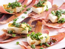 カツオの生ハムと クリームチーズの冷奴仕立て