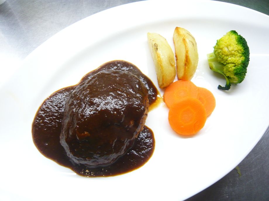 ハンバーグ　デミグラスソース