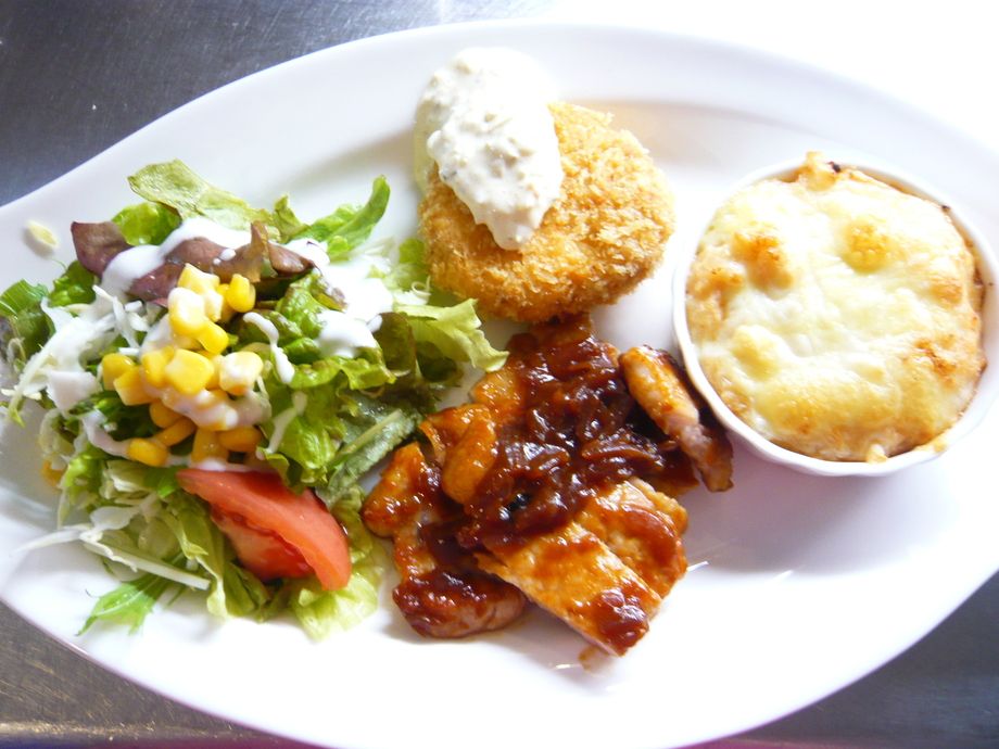 ホリデースペシャルランチセット（スープ、サラダ、ライスorパン、ミニデザート、コーヒーor紅茶付き）