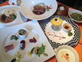 ディナーBコース（◆心心相印特製前菜盛合せ  ◆冬瓜と蟹肉入りフカヒレスープ  ◆本日の点心 ◆スペシャリティ　本場仕込の大根餅 ◆海老と白身魚のカダイフ揚げ バリソース添え ◆牛リブロースと季節野菜の蜂蜜ブラックペッパーソース炒め ◆海の幸とポルチーニ茸のリゾット風炒飯　◆デザートプレート）　　※写真はイメージ・仕入れ等により内容が変更する場合があります