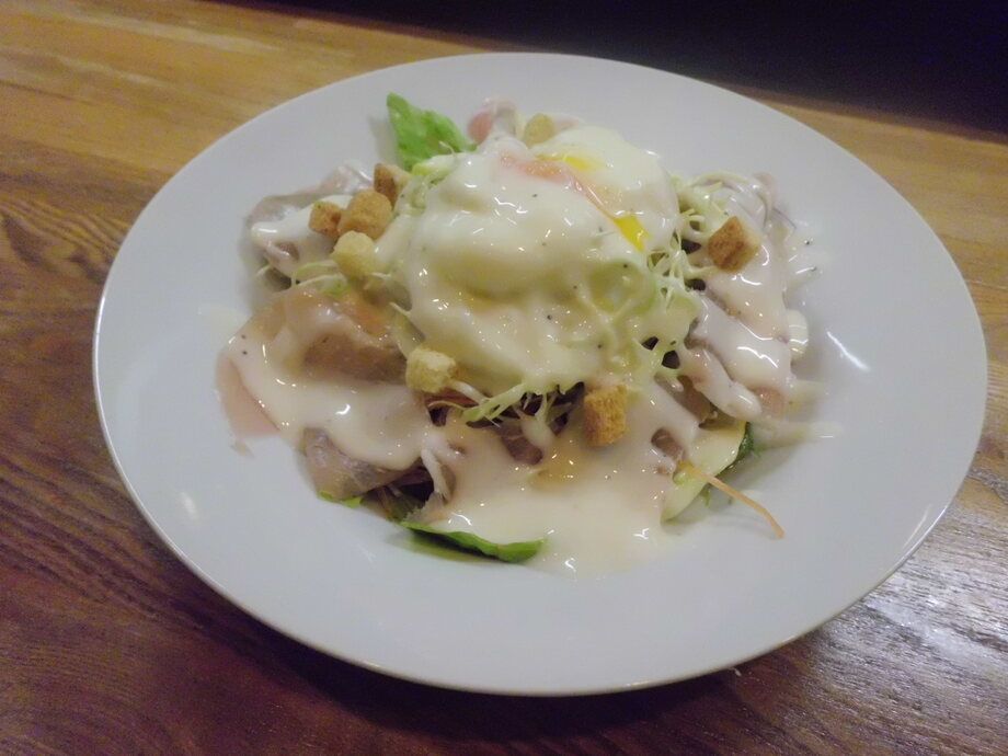 生ハムと温玉のシーザーサラダ