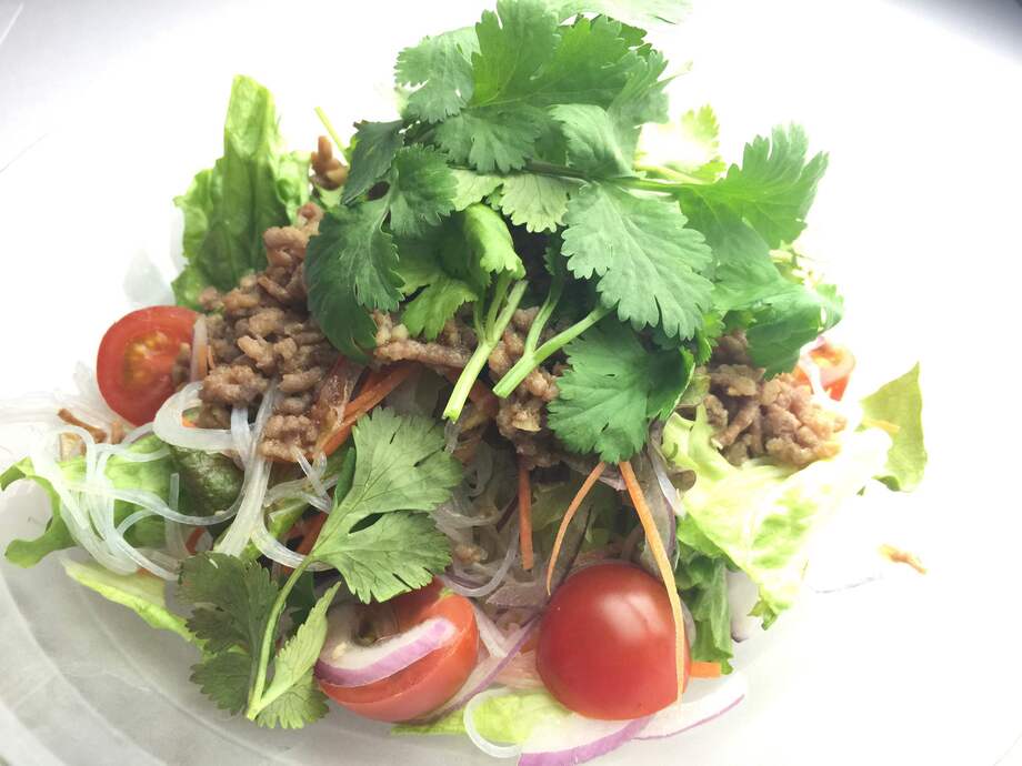 パクチーと挽き肉のエスニックサラダ