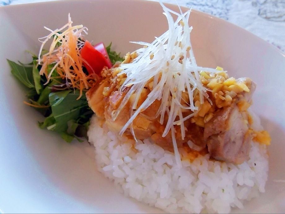チキンの香味ソース丼