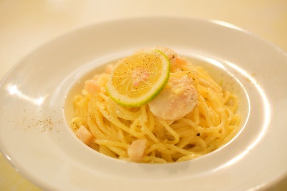 九州カボスとホタテのクリームパスタ