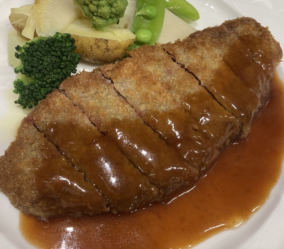 ビーフカツレツ　特製デミグラスソース