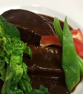 国産牛ほほ肉の赤ワイン煮込み