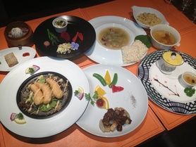 ディナーAコース（◆前菜盛合せ　◆白身魚ともずくのとろみスープ ◆本日の点心 ◆スペシャリティ　本場仕込の大根餅 ◆金沢産アカイカと海老  姫竹の広東風炒め ◆冬瓜とマテ茶鷄の豆豉煮込み ◆桜海老の炒飯　◆デザートプレート）　　※写真はイメージ・仕入れ等により内容が変更する場合があります