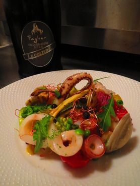 新鮮な魚介類のサラダ、玉手箱仕立て