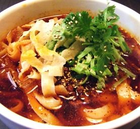 黒酢の効いた　サンラー刀削麺セット（シュウマイ・杏仁豆腐付き）