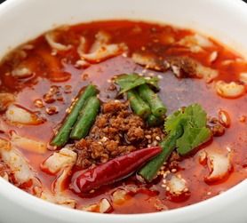 真っ赤なスープのマーラー刀削麺セット（シュウマイ・杏仁豆腐付き）