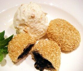 黒胡麻団子のバニラアイス添え