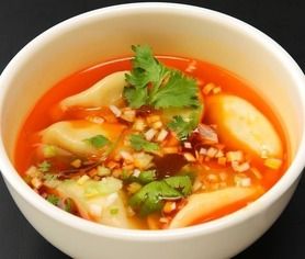 辛くて酸っぱいスープの水餃子（６個入り）