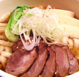 特製チャーシュー入り刀削麺