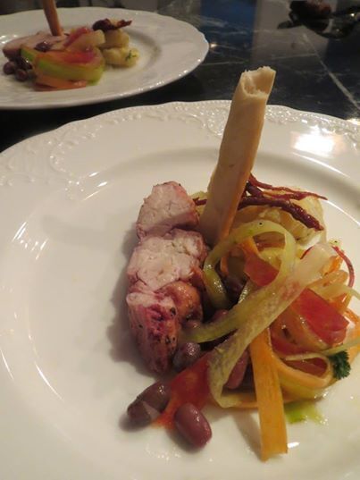 食感と独特の風味を楽しめるシャロレー種の胸線肉のサラダ仕立て、自家製赤ワインヴィネガー漬け