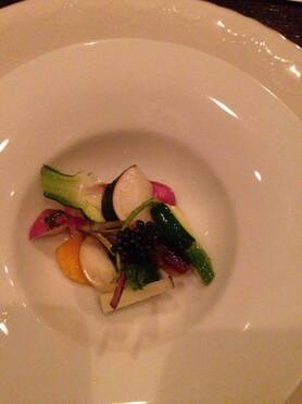 たっぷりのイタリア産のキャビアを添えた鎌倉農園野菜のサラダ仕立て