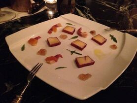 自家製ウォッシュタイプの酔っ払いチーズ「ウブリアコロッソ」。