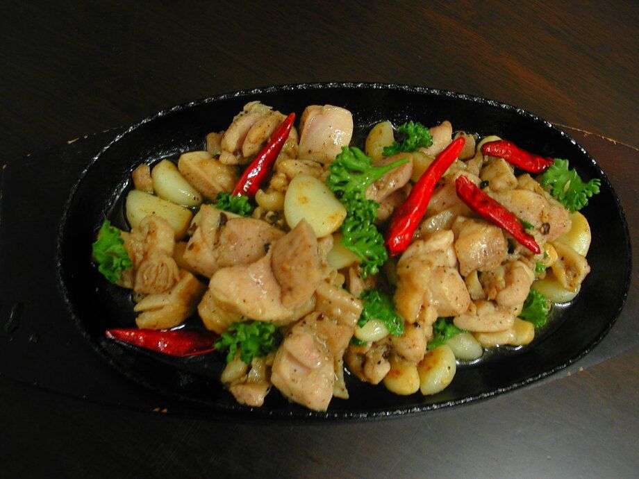 鶏モモの炙り焼き（894円）