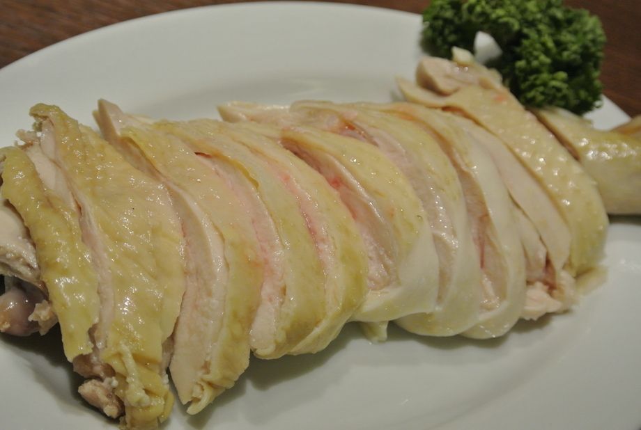 【おすすめ冷菜】鶏のもも肉を丸々1本使ったジューシー蒸し鶏（980円）