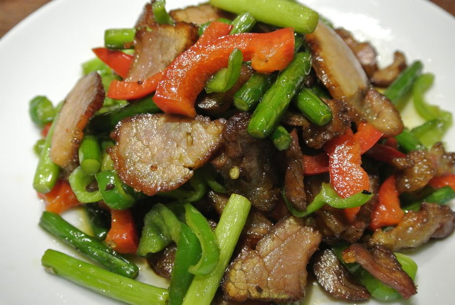 【肉料理】腊肉（ラーロウ）とにんにくの芽炒め（1650円）