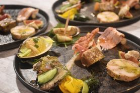 前日までにご予約をお願いいたします。ご予算に応じて食材、内容が変わりますが、全体の量はどのコースも変わりません。お嫌いな食材やアレルギー、ご要望があればご相談下さい。記念日やお誕生日などお祝いのお食事には、デザートにサプライズプレートをご用意できます。