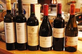 グラスワインは日替わりで10種ほど、フルボトルは50種以上と、スペインワインを豊富に揃えています。お料理とご一緒にお楽しみ下さい。生産者を訪ねて厳選したワインたちです。お気軽にご相談下さい。