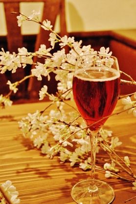 カバや各種シェリー酒、シードラ、オリジナルカクテルなど、ゆっくりとお料理をお選びになりながらお楽しみ頂ける食前酒をご用意しております。タクシー乗り場まで徒歩一分、代行運転（20時～）の手配も承ります。