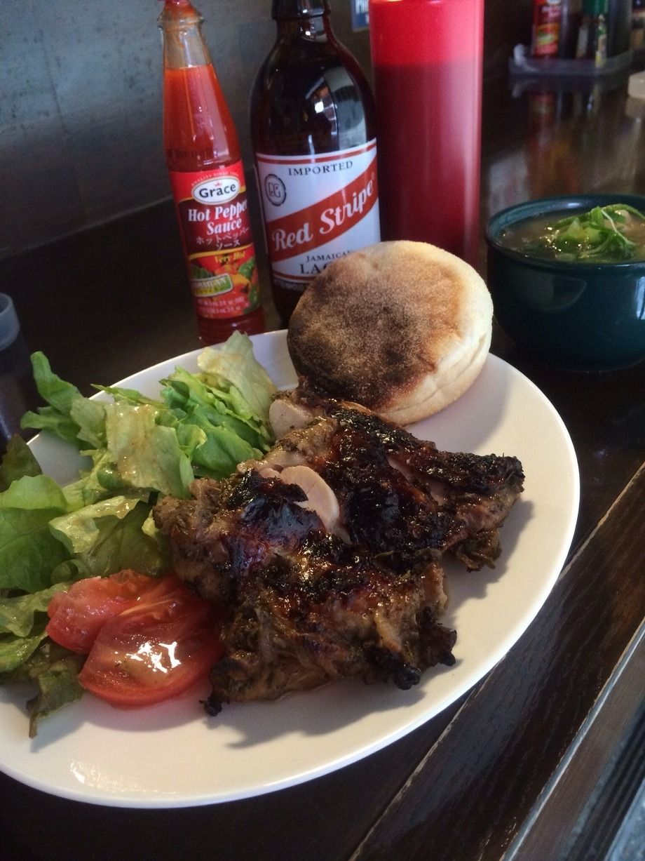夜7:00〜10:30まで限定Jamaican set (Jerk chicken,Fish tea,サラダ、パンか小飯付き)(Red stripe Beer付きは1,550円)