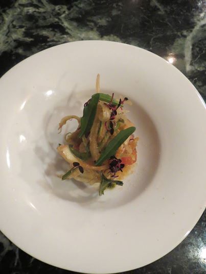 ローマから届いたプンタレッラ、アンチョビーとシチリア産のアーモンドを絡めて