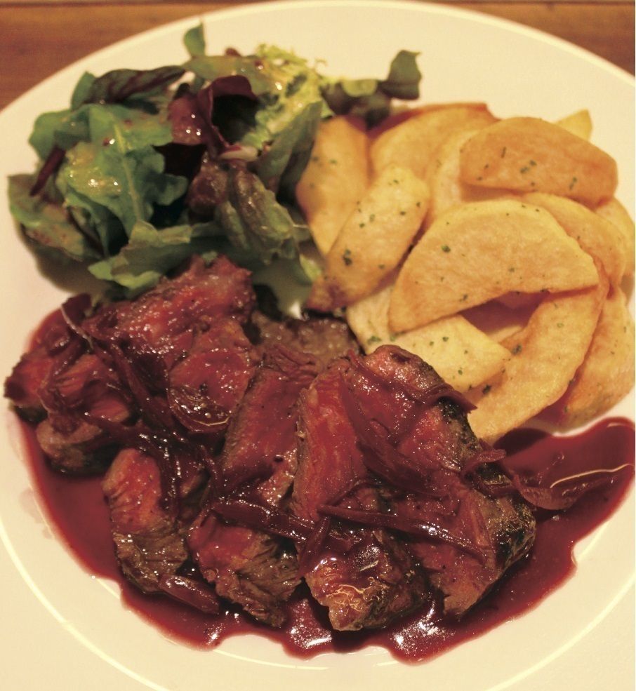 牛ハラミステーキ、赤ワインとエシャロットソース（自家製パン付き）