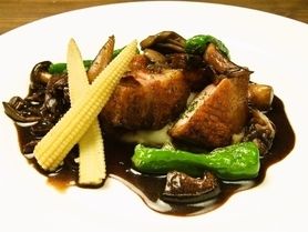 三元豚のロースト、季節のキノコとバルサミコソース