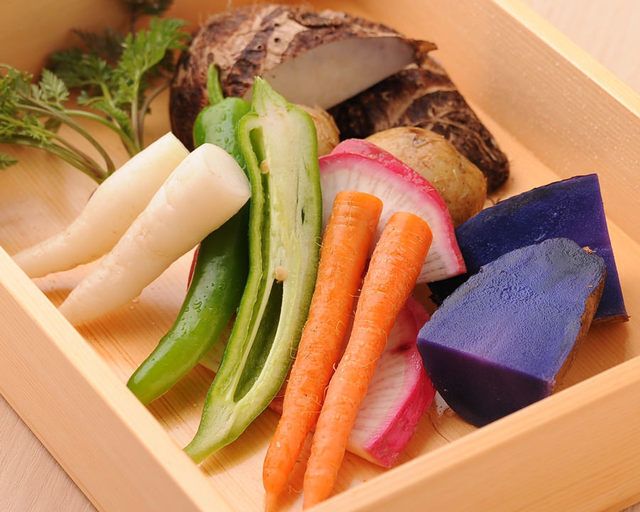 彩り野菜の籠盛り