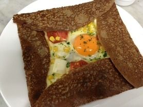 平日のランチ日替わりガレット：トマト.モッツァレラ.コーン 