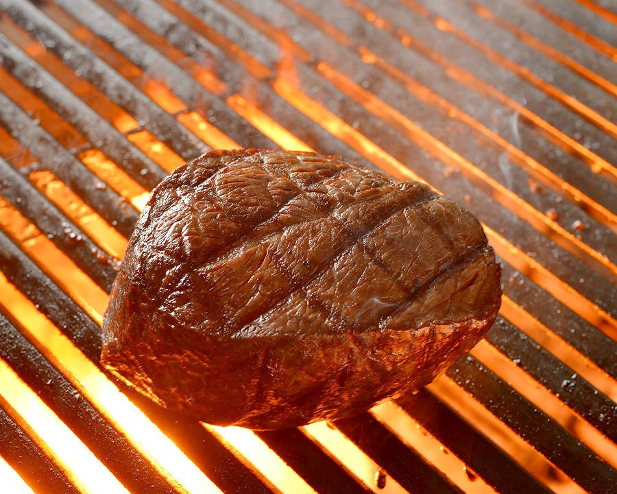 ビックリ！厚切り塊肉グリル