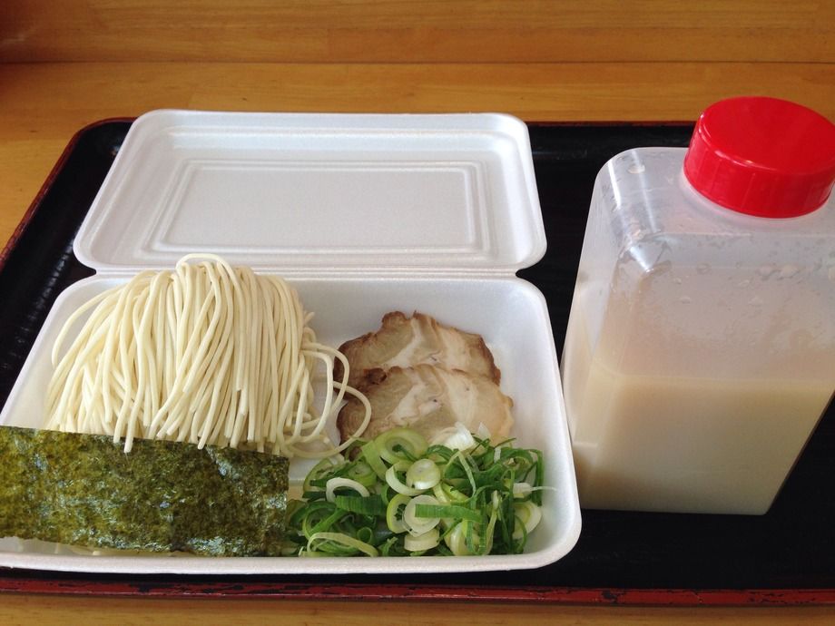 お持ち帰りラーメン  お店の味をご家庭でごゆっくりどうぞ。スープは、熱々に温めて、麺はお好みの固さに茹でて、付属の具材をのせてお召し上がりください。