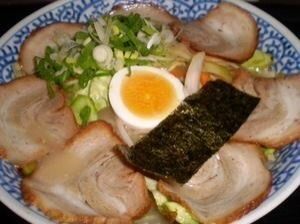 野菜チャーシュー麺  シャキッと炒めた旬野菜の食感と甘み、手作りチャーシューのおいしさがベストマッチ。当店一番人気のメニューです！迷ったらこれをオススメ！