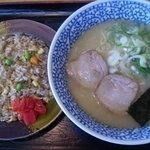 セット１      ラーメン➕焼飯半量のセットです。パラパラの焼飯が、お昼にピッタリです。