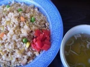 焼飯  （スープ付き）   専用に炊いたご飯を、香味醤油でこんがり味付け。みんな大好きな味です。お持ち帰りもできます。