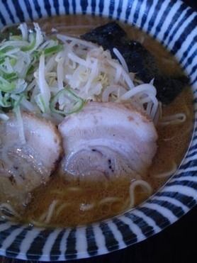 味噌ラーメン     香ばしい味噌と、たっぷりのもやしが美味しいホッとする味です。