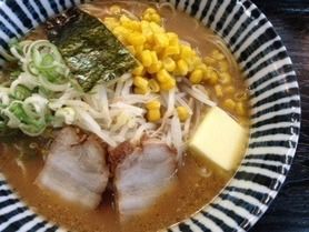 味噌バターラーメン   味噌ラーメンに、コーンと、バターをトッピングしました。コーンの優しい甘さと、バターの豊かな風味をお楽しみ下さい。