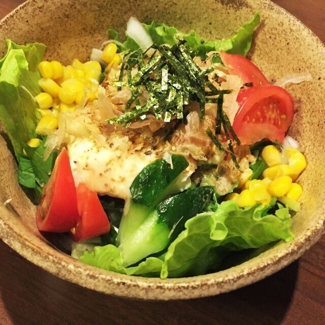 自家製豆腐のサラダ（６４８円(700円)）