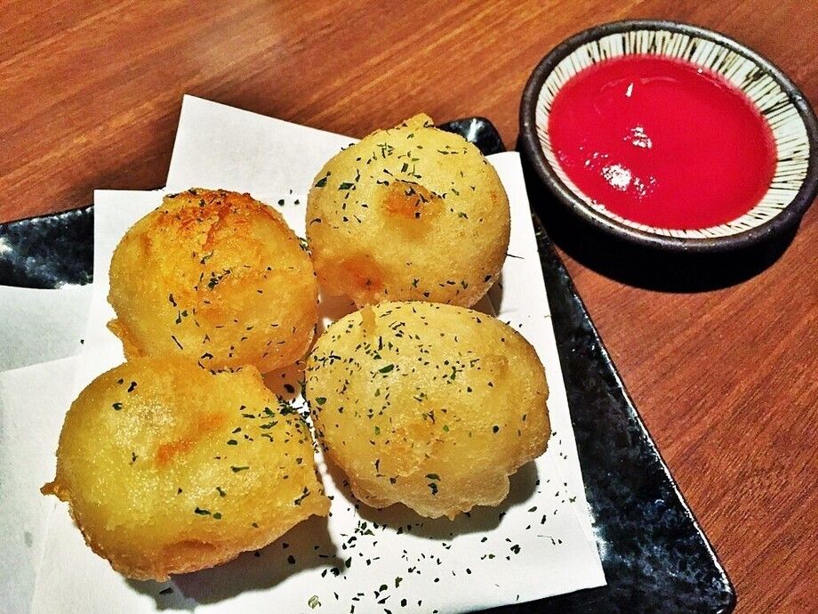 自家製チーズボール（３８９円(420円)）