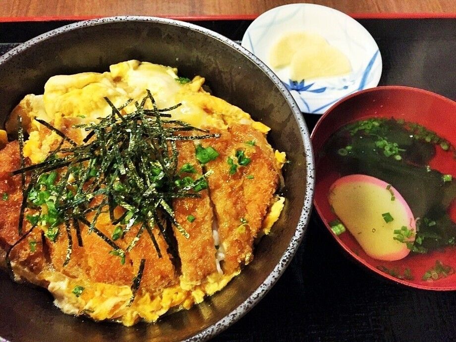 豚かつ丼（８１５円(880円)）