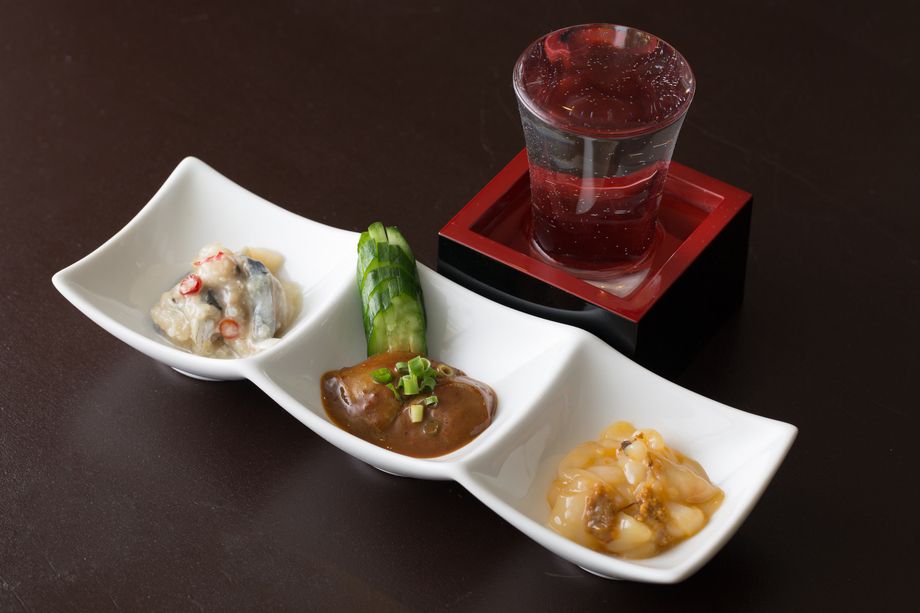 うにイカ、イカの腑、にしんの切込、氷頭、ホタルイカの沖漬け、数の子ワサビ漬け、マメイカわさび、など季節ごとに入れ替わります。