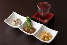 うにイカ、イカの腑、にしんの切込、氷頭、ホタルイカの沖漬け、数の子ワサビ漬け、マメイカわさび、など季節ごとに入れ替わります。