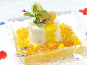 バナナのセミフレッド、マンゴーのソース