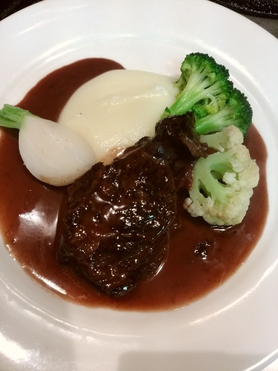 牛ほほ肉の赤ワイン煮込み