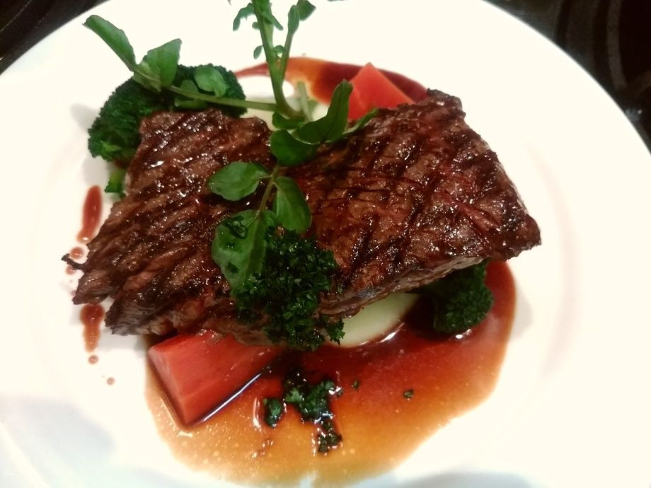 牛腹身肉のグリエ、赤ワインソース