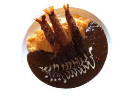 オムカレー・ぷりぷりのエビ